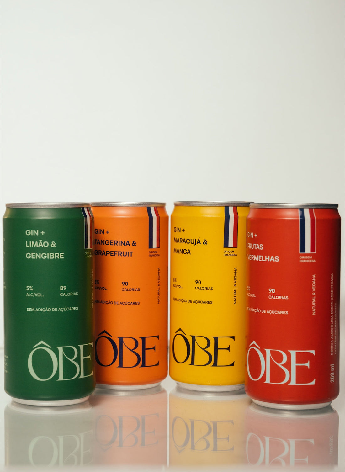 Quatro latas da Ôbe lado a lado: Limão & Gengibre, Tangerina & Grapefruit, Maracujá & Manga e Frutas Vermelhas